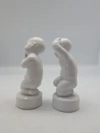 To hvide porcelænsfigurer fra Bing & Grøndahl og Royal Copenhagen Pinen 