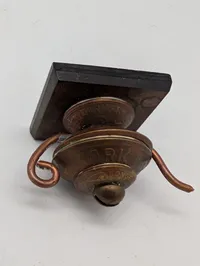 Dansk miniature tekande af mønter på træfod