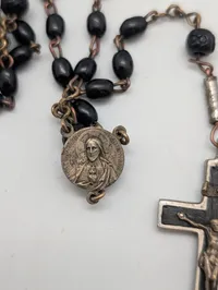 Vintage katolsk rosenkrans med sorte perler og krucifiks
