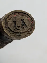 Antikt laksegl med drejet sortmalet træskaft og messingstempel