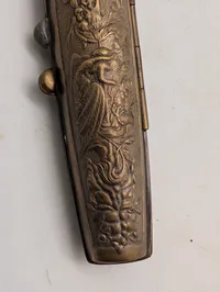 To antikke cigaretetuier i metal med relief og hamret finish