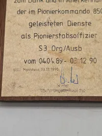 Tysk Pionierkommando 850 mindeplade i træ og kobber, 1990