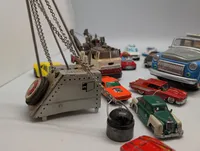 Samling af vintage modelbiler og legetøjskøretøjer