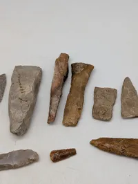 Samling af 10 forhistoriske flinteredskaber og flækker