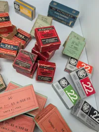 Stor samling af antikke og vintage ammunitionsæsker fra diverse producenter Tomme 