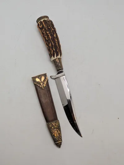 Othello Solingen jagtkniv med hjortetaksgreb og dekoreret skede