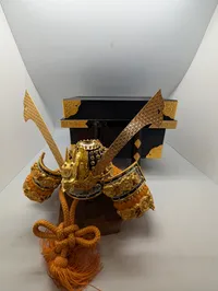 Japansk Kabuto Samurajhjelm med Dragemotiv og Opbevaringsæske ( halv størelse ) 