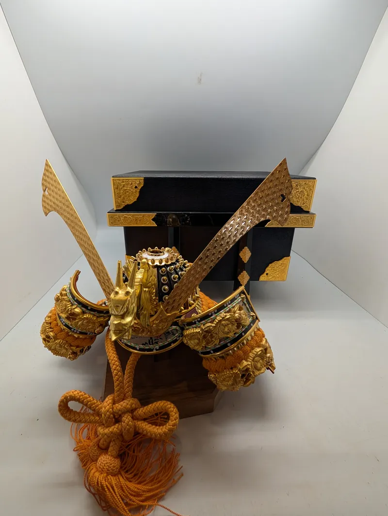 Japansk Kabuto Samurajhjelm med Dragemotiv og Opbevaringsæske ( halv størelse ) 