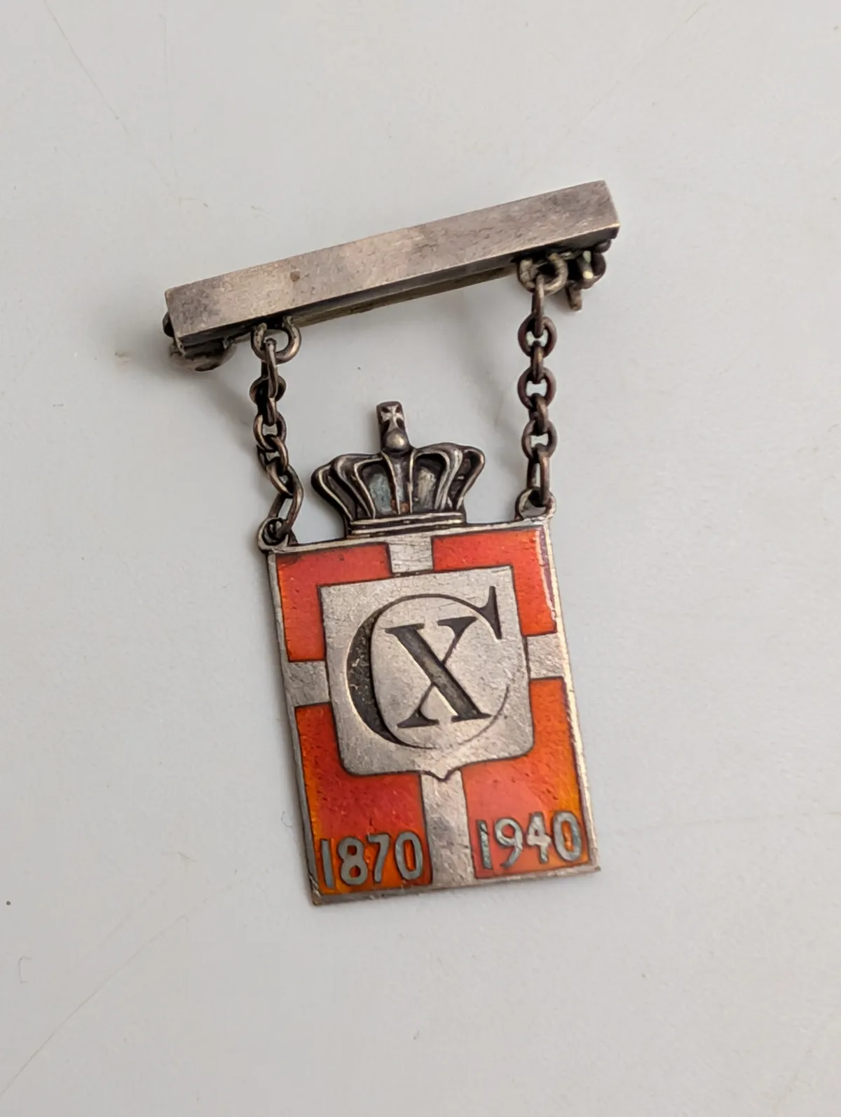 Christian X Kongemærke i sølv og emalje, 1870-1940