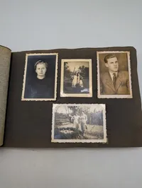 Tysk fotoalbum fra 2. verdenskrig med soldaterportrætter og hverdagsscener, Kroatisk 