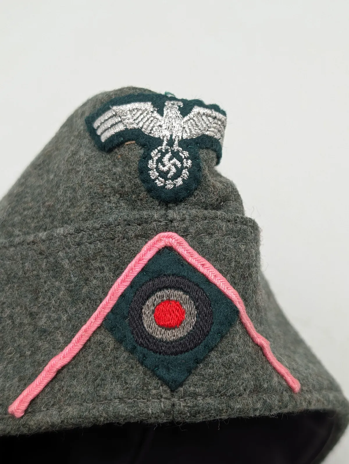 Tysk WWII M34 Feltmue (Schiffchen) til pansertropper med lyserød soutache, efter 45