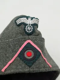 Tysk WWII M34 Feltmue (Schiffchen) til pansertropper med lyserød soutache, efter 45