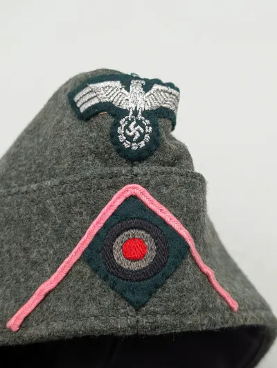Tysk WWII M34 Feltmue (Schiffchen) til pansertropper med lyserød soutache, efter 45