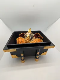 Japansk Kabuto Samurajhjelm med Dragemotiv og Opbevaringsæske ( halv størelse ) 