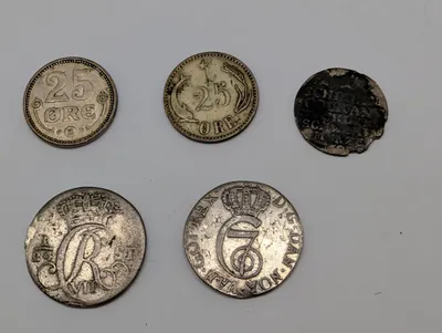 Samling af danske og norske sølvmønter, herunder 25 Øre og Christian VII