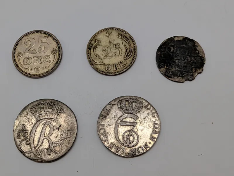Samling af danske og norske sølvmønter, herunder 25 Øre og Christian VII