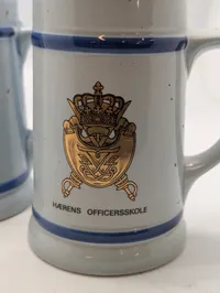 Tre danske militære krus fra Hærens Officersskole og CF-Korpset