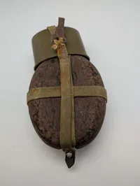 Tysk WWII 'Kokosnød' Feltflaske med Bakelit-overtræk og Kop