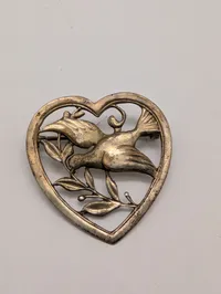 Vintage hjerteformet broche i sølv med fugl og olivengren