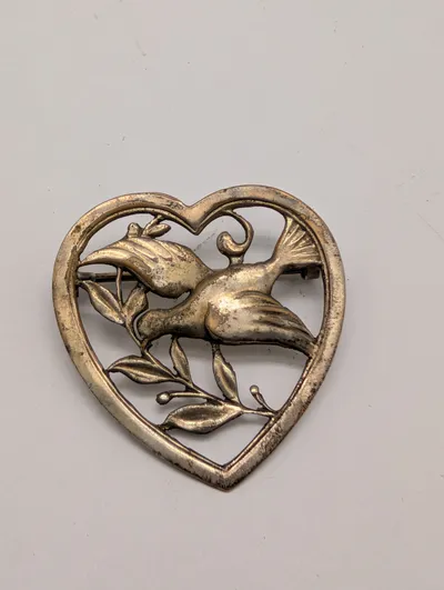 Vintage hjerteformet broche i sølv med fugl og olivengren