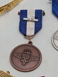 Samling af danske Flyvevåbnet militære medaljer, emblemer og tilbehør