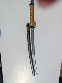 Japansk Wakizashi med udskåret benskalte og dekoreret skede, dekoration