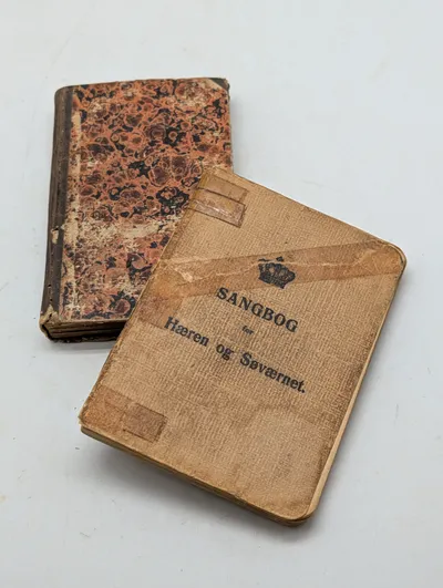 To danske sangbøger: Nordiske Sange (1876) og Sangbog for Hæren og Søværnet (1947)