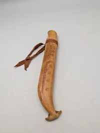 Skandinavisk Puukko kniv med skæfte af birketræ og ben samt læderskede