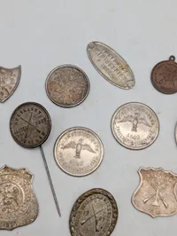 Samling af danske skytte- og fugleskydningstegn i sølv og metal