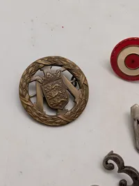 Samling Danske  af militære emblemer, taltegn og knapper i metal