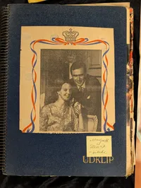 Samling af danske kongelige memorabilia, herunder scrapbog og plakater