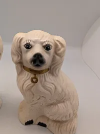 Par Staffordshire-stil hvide keramik spaniel-figurer