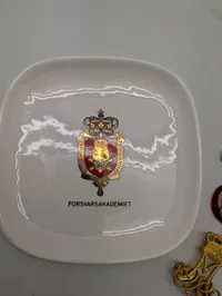Dansk militaria-sæt med Forsvarsakademiet porcelænsfad og emblemer