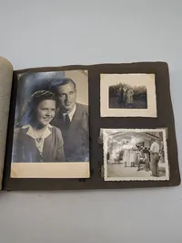 Tysk fotoalbum fra 2. verdenskrig med soldaterportrætter og hverdagsscener, Kroatisk 
