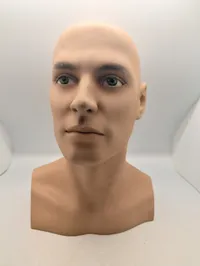 Realistisk mandlig mannequin-hoved i plast med øjne