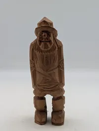 Håndskåret træfigur af skægget mand med hat