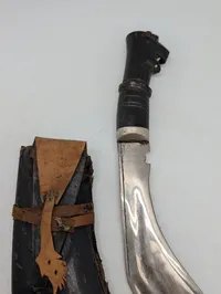  Kukri-kniv med udskåret greb og læderskede