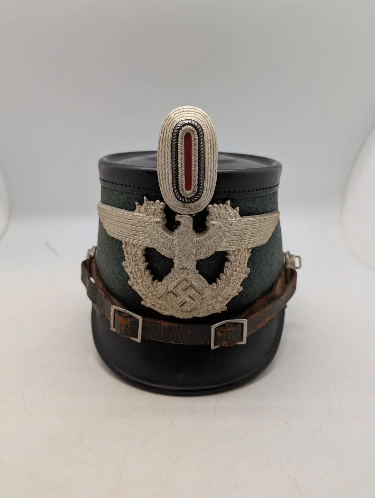 Tysk politi-shako (Tschako) fra 2. verdenskrig med ørn og kokarde, original fra 1937