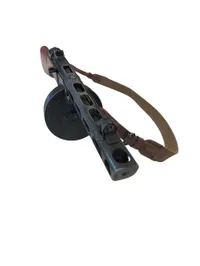 Sovjetisk PPSh-41 maskinpistol med tromlemagasin og rem, Denix model 