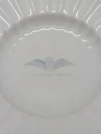 Flyvestation Værløse Porcelænstallerken med Vingelogo