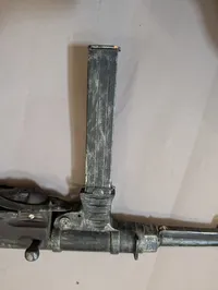 Replika af tysk MP40 maskinpistol i fuld størelse, bemalet træ 