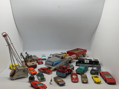 Samling af vintage modelbiler og legetøjskøretøjer