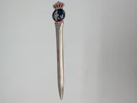 Dansk brevåbner i metal med emaljeret Kongeriget Danmark emblem