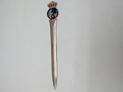 Dansk brevåbner i metal med emaljeret Kongeriget Danmark emblem