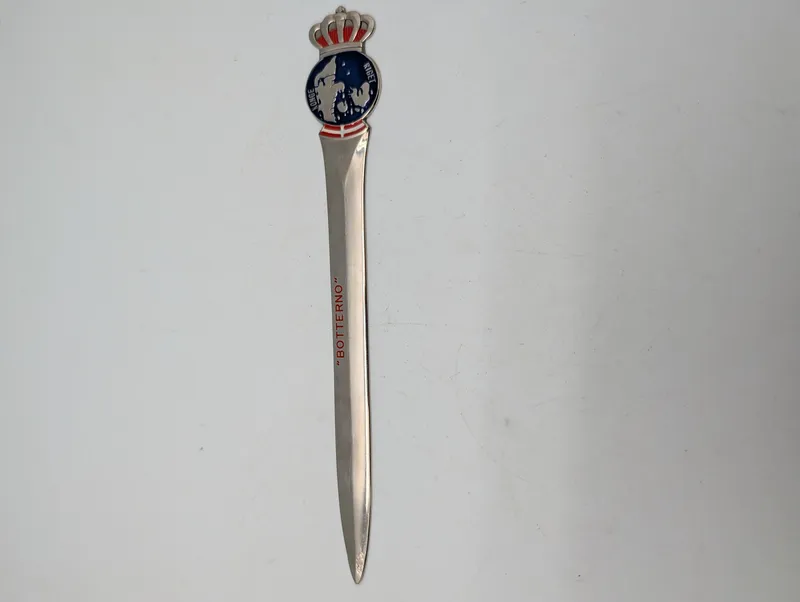Dansk brevåbner i metal med emaljeret Kongeriget Danmark emblem