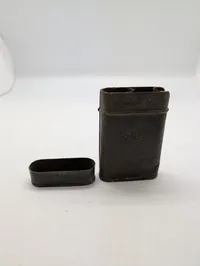 Antik oval metaldåse med låg, rensesæt ? 