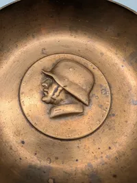 Østrigsk militær mindeskål i bronze med Stahlhelm-relief
