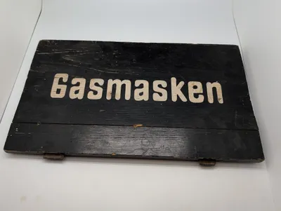 Tysk militær træskilt med teksten 'Gasmasken' WW2