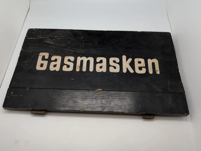 Tysk militær træskilt med teksten 'Gasmasken' WW2