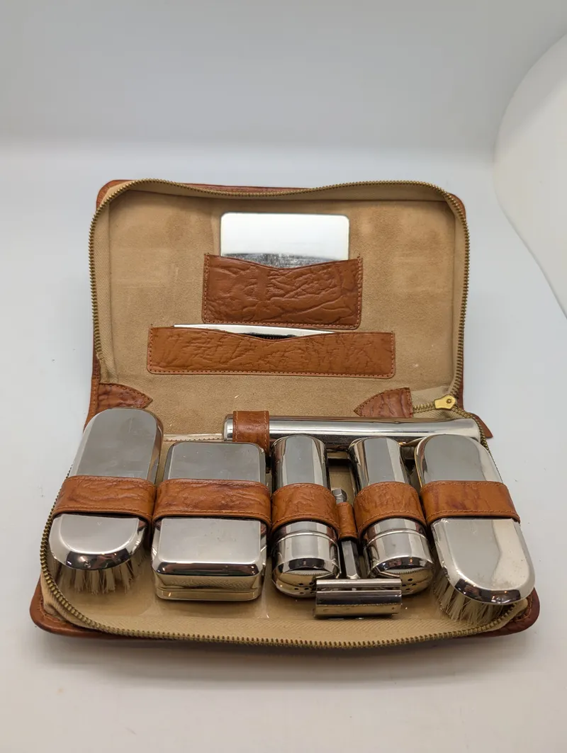 Vintage herre-rejsetoiletsæt i læderetui med forkromede beholdere Fra tiden omkring WW2 